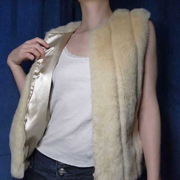 Super soft & comfy Y2K Bratz style light tan cream faux fur vest with zipper - Picture 13 of 13